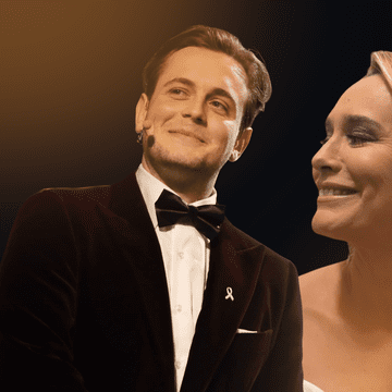 Andreea Esca, strălucitoare la o gală caritabilă, într-o rochie cu un decolteu îndrăzneț. A prezentat evenimentul alături de fiul ei, Aris Eram: „Ai fost foarte curajos”