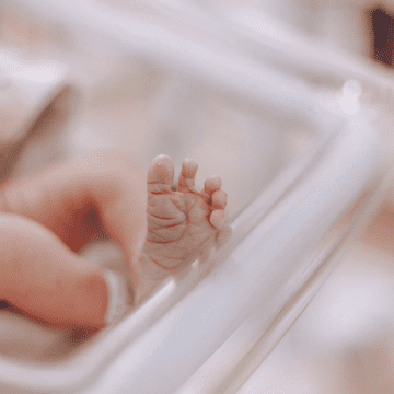 Bebelușul furat din maternitatea din Bacău, găsit la o tânără cu probleme psihice. Ar fi avut o înțelegere cu mama copilului
