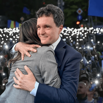Ce a transmis Andreea Raicu la mitingul „România în lumină”: „Ca femeie, am fost învățată să tac”. L-a îmbrățișat pe Nicușor Dan