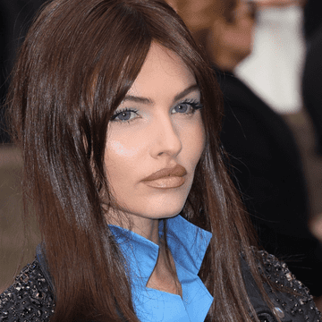 Imagini cu cea mai frumoasă fată din lume, la Cannes 2025, după ce a fost la un pas de moarte. A făcut furori pe covorul roşu