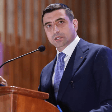 Cum arată vila din Vrancea a lui George Simion. Candidatul AUR stă cu chirie în Bucureşti