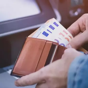 Cum a pierdut un român 20.000 euro în 90 de minute, păcălit că va câștiga 40.000 de euro. „Mi-a spălat creierii, e nebunia câștigului”
