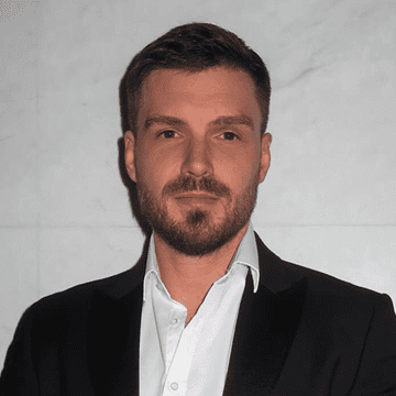 Bogdan Vlădău, gesturi interzise cu o brunetă focoasă într-un club din Capitală. Imagini incendiare!