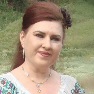 O interpretă de muzică populară, curtată de preot, chiar în timpul slujbei: „Mi-a dat de înțeles că mă place, mi-a zis că are și el un băiat ca mine, că ne asemănăm mult”