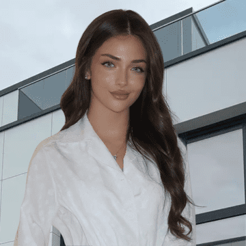 Andreea Bostănică a publicat imagini noi din casa de la București: „Un an de muncă”. Vila din Pipera are candelabre în dressing și baie