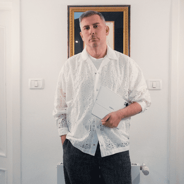 Ovidiu Buta se bucură de libertatea de mișcare, de exprimare și de creație, oferită de tableta HUAWEI MatePad 12X (2025). „Este un instrument de lucru complex, cu un aspect foarte rafinat”