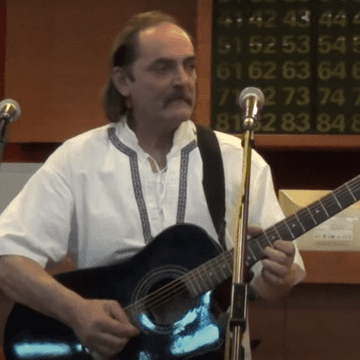 Folkistul Valentin Moldovan, membru marcant al Cenaclului Flacăra, a murit la 67 de ani