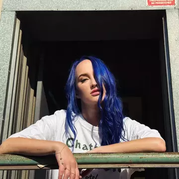 Doliu în lumea muzicii. O cântăreață a murit la doar 26 de ani, după ce a fost lovită mortal în timp ce era pe trotineta electrică