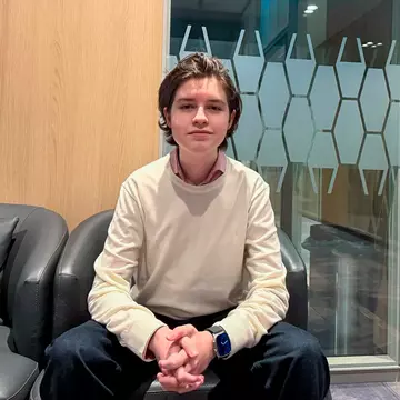 Povestea micului „Einstein”, copilul minune de 15 ani care are doctorat în fizică cuantică. A terminat liceul la 8 ani și a obținut masteratul la 12: „Nu uita că ești și tu adolescent”