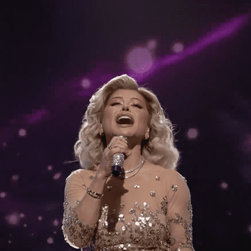 Loredana Groza, apariție spectaculoasă la gala PRO TV „Tu ești România”. A interpretat „Bună seara, iubite”, iar vedetele trustului au cântat alături de ea