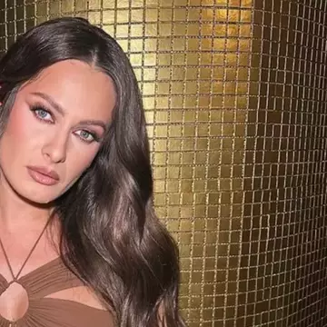 Cine este Raluka. Cântăreața are o relație cu un afacerist străin cu 20 de ani mai mare