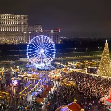 Cât costă o porție de pomana porcului și un pahar de vin fiert la târgul de Crăciun din Piața Constituției. Produse cu 33% mai scumpe față de anul trecut