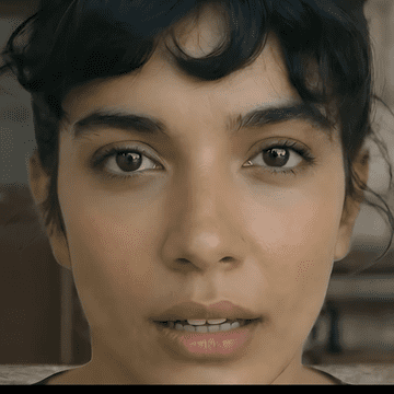 Cine este Lolita, cântăreața care a făcut furori pe Tik Tok. Are o voce splendidă și o frumusețe aparte, dar nu e reală: „Nu mă deranjează că e generată cu AI”