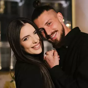 Radu Drăgușin și Ioana Stan s-au căsătorit civil. Tânăra a ales cale negre pentru buchetul miresei