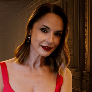 Andreea Marin a făcut senzație într-o rochie roșie mulată și decoltată, la 51 de ani. Cât costă piesa creată de un designer român