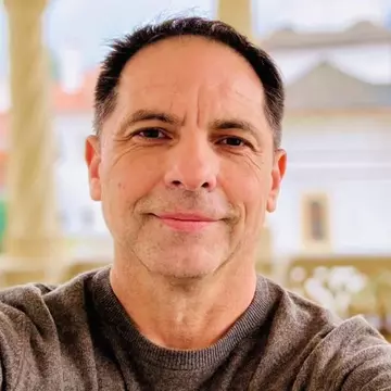 Dan Negru împlinește 55 de ani. Deși îl cunoaște o țară întreagă, a reușit să își țină familia departe de ochii curioșilor: „ Am primit oferte financiare serioase” 