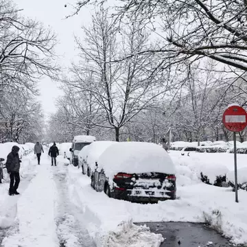 Amenzi pentru românii care locuiesc la casă și nu deszăpezesc trotuarul. Ce sume riscă să plătească