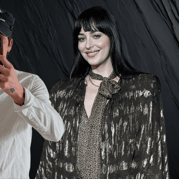 Dakota Johnson a trecut peste despărțirea de Chris Martin. Actrița, surprinsă în ipostaze tandre cu Role Model, un cântăreț cu opt ani mai tânăr decât ea