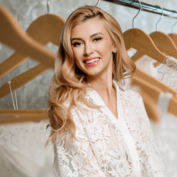 Andreea Bălan, primele imagini cu rochia de mireasă de la biserică. Artista va schimba trei rochii în ziua cea mare: „De la trei designeri diferiți”