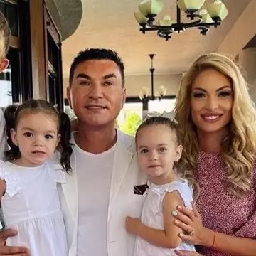 Cum își cresc Valentina Pelinel și Cristi Borcea copiii. Nu au parte de lux și opulență: „Îi duc și cu mijloace de transport în comun”