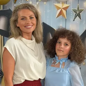 Imagini inedite cu Carla, fiica Mirelei Vaida. Fata a participat la banchetul de a clasa a IV-a: „Cu ce ne fardăm?”