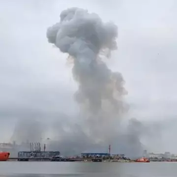 Imagini cu momentul exploziei dronei din Constanța, surprinse într-o transmisiune în direct. Jurnalista TVR a început să fugă