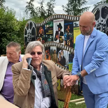 Cosmin Seleși, moment emoționant alături de Florin Piersic. Actorul i-a sunat părinții în direct