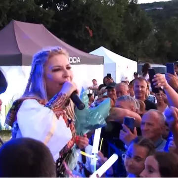Incident la un concert din Buzău. O artistă a leșinat chiar în timpul spectacolului, sub privirile îngrozite ale Mirelei Vaida
