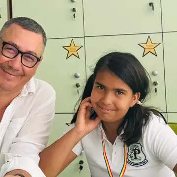 Victor Ponta, apariție rară alături de Maria, fetița adoptată de el și Daciana Sârbu: „Primul turneu” 