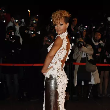 Rihanna, fata cu umbrela