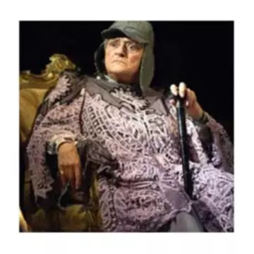 La teatru cu Regina mama