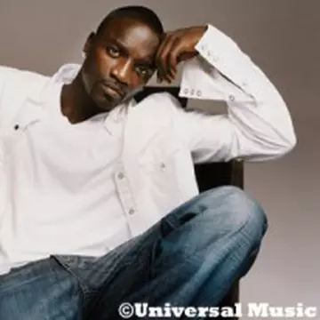 Akon strânge fonduri pentru cancerul la sân (video)