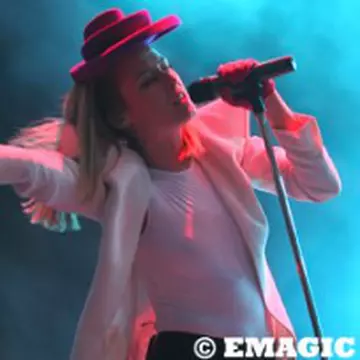 Roisin Murphy se odihneşte la show-uri de modă (video)