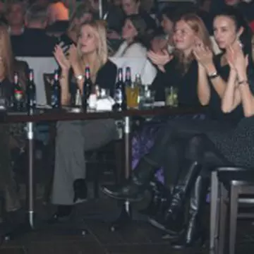 Cum arată mai bine Laura Cosoi? 