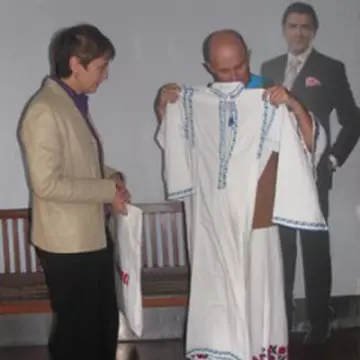 Mugur Mihăescu a primit o ie veche de 80 de ani