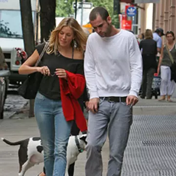 Sienna Miller e din nou singură 