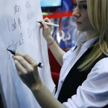 Adela Popescu poate scrie cu ambele mâini în acelaşi timp (galerie foto)