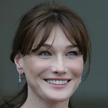 Carla Bruni vine în România (video)