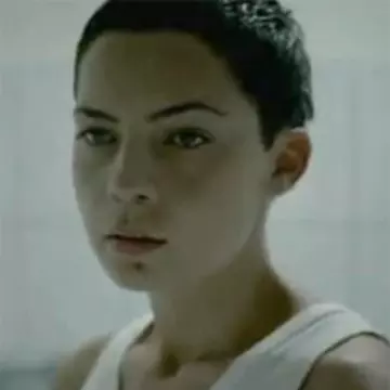 Maria Dinulescu în "Peace", videoclipul Depeche Mode (video)