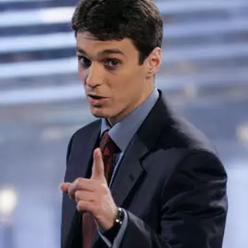 Mircea Badea, în pielea goală şi cu pene pe fund la Guvern!