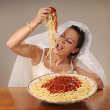Femeile se îngraşă 9,5 kg la un an după nuntă