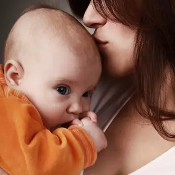 Criza "lasă" angajatele gravide