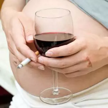 Gravidele care fumează riscă viaţa copilului 