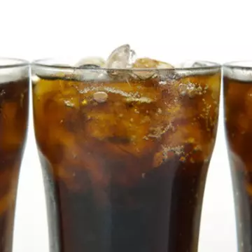 Băuturile răcoritoare: doar excesele sunt periculoase 