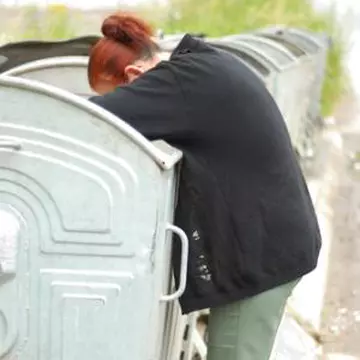 Freeganii se hrănesc cu mâncarea aruncată de alţii