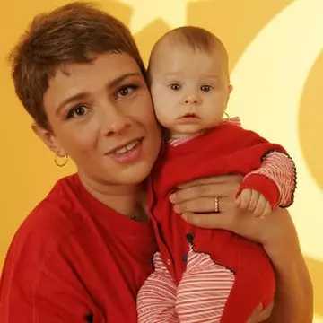 17 vedete care au înfiat copii