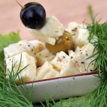Brânză marinată în ulei de masline