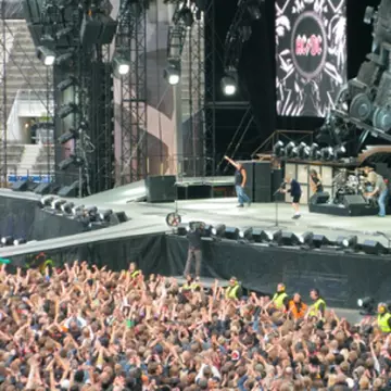 AC/DC şi alte mari concerte în weekend 