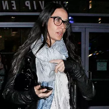 Vedetele promovează ochelarii de tocilari