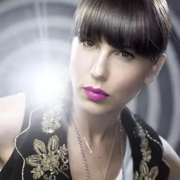 Cine şi cum le îmbracă pe vedete